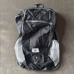 Unisex Black Lightweight Hiking Backpack Daypack 15L NEW